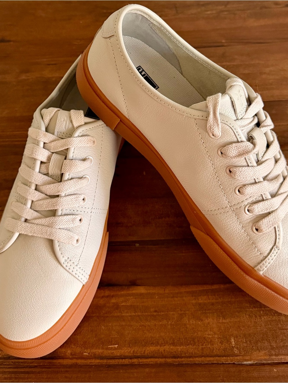 NIB FRYE Gia Women Low Top Lace-up Leather Ivory Gum Sole Sneakers– Size 7.5